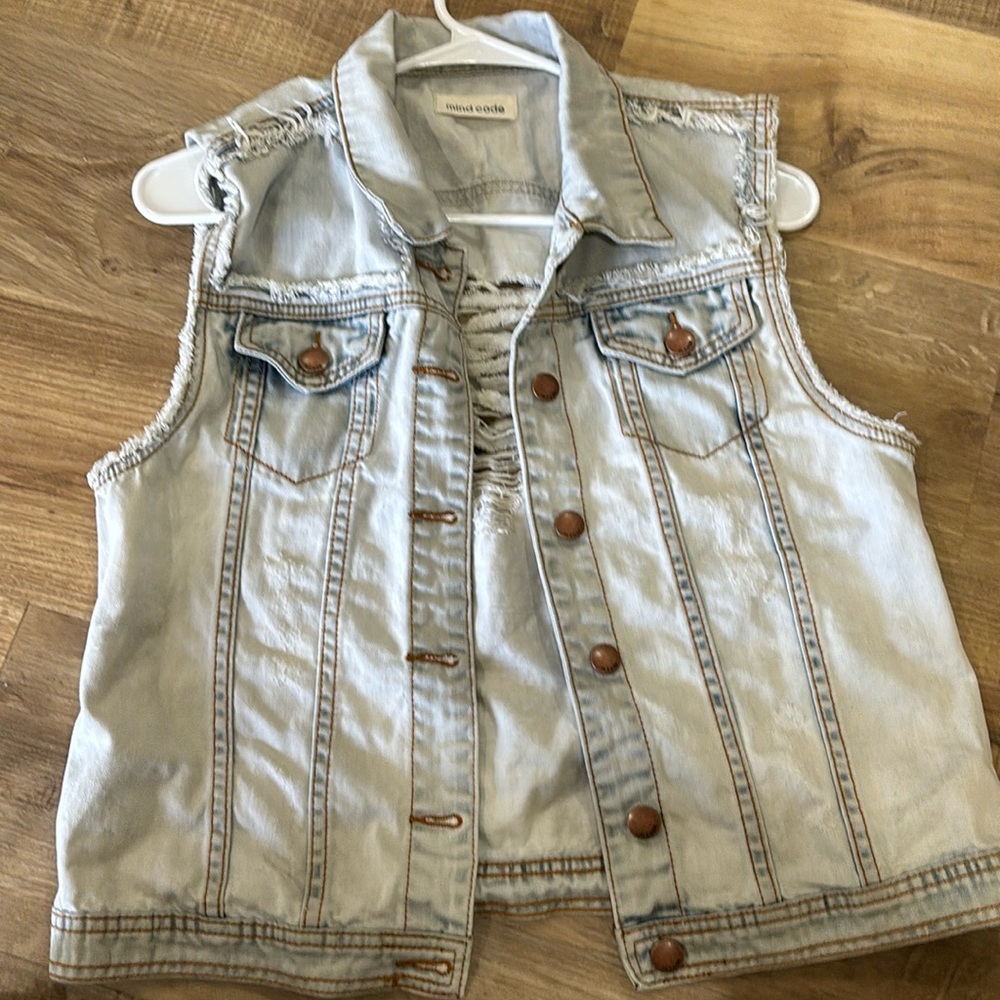 Distressed Mind Code light wash denim vest sz L